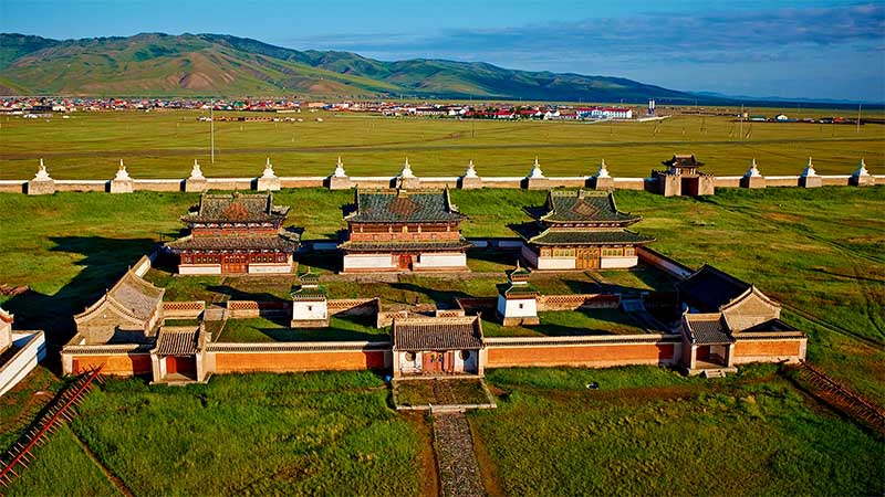 Historický kláštorný komplex v Karakorume, bývalom hlavnom meste Mongolska, uprostred stepnej krajiny