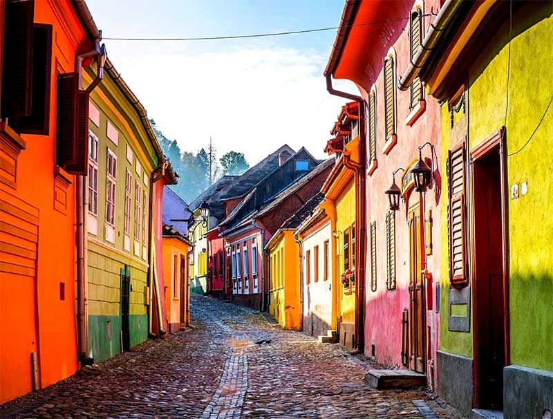 Sighișoara – úzka farebná ulička starého mesta, kamenná dlažba a historické domy