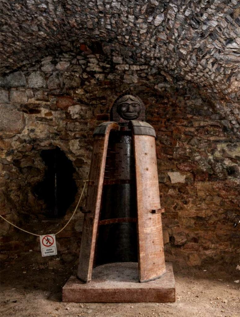 Podzemná mučiareň na Čachtickom hrade, historická expozícia s mučiacim nástrojom v kamennej pivnici