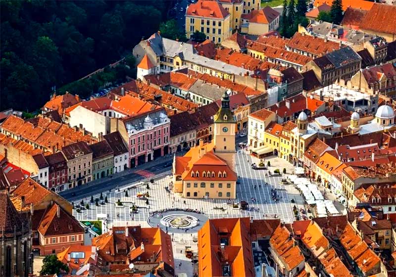 Brašov – historické centrum, hlavné námestie a červené strechy, letecký pohľad