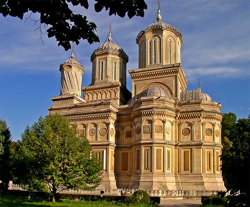 Katedrála Curtea de Argeș, historická pravoslávna katedrála s bohatou výzdobou a vežami, exteriér