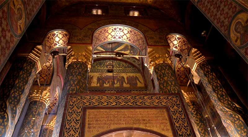 Katedrála Curtea de Argeș, zdobený interiér s freskami, ornamentmi a oblúkmi, detail výzdoby