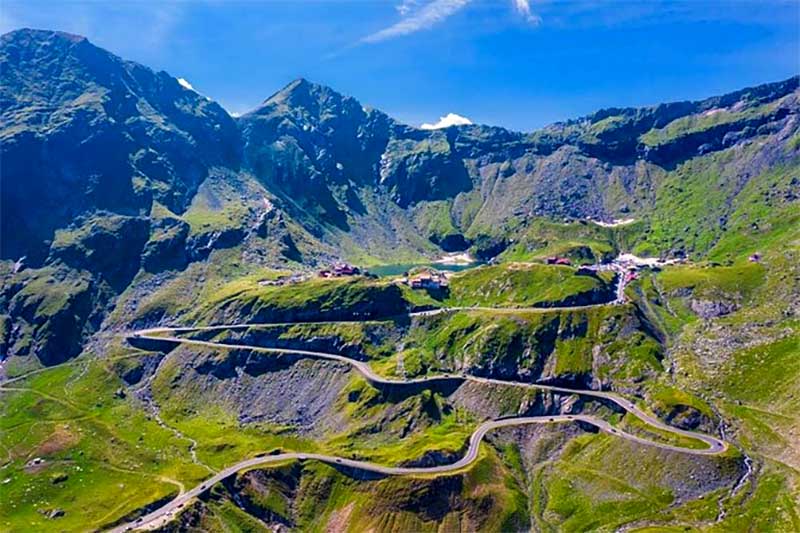 Transfagarašská magistrála s ostrými serpentínami v horách, panoramatický pohľad na legendárnu cestu Rumunska