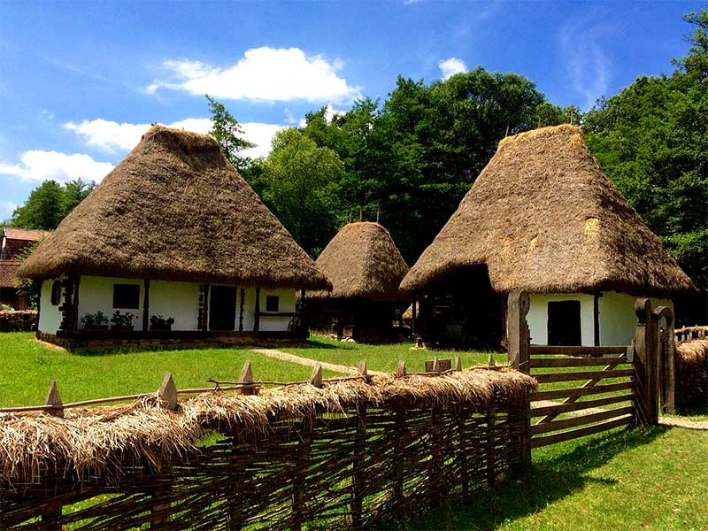ASTRA Museum v Rumunsku, tradičné vidiecke domy so slamenými strechami, skanzen ľudovej architektúry