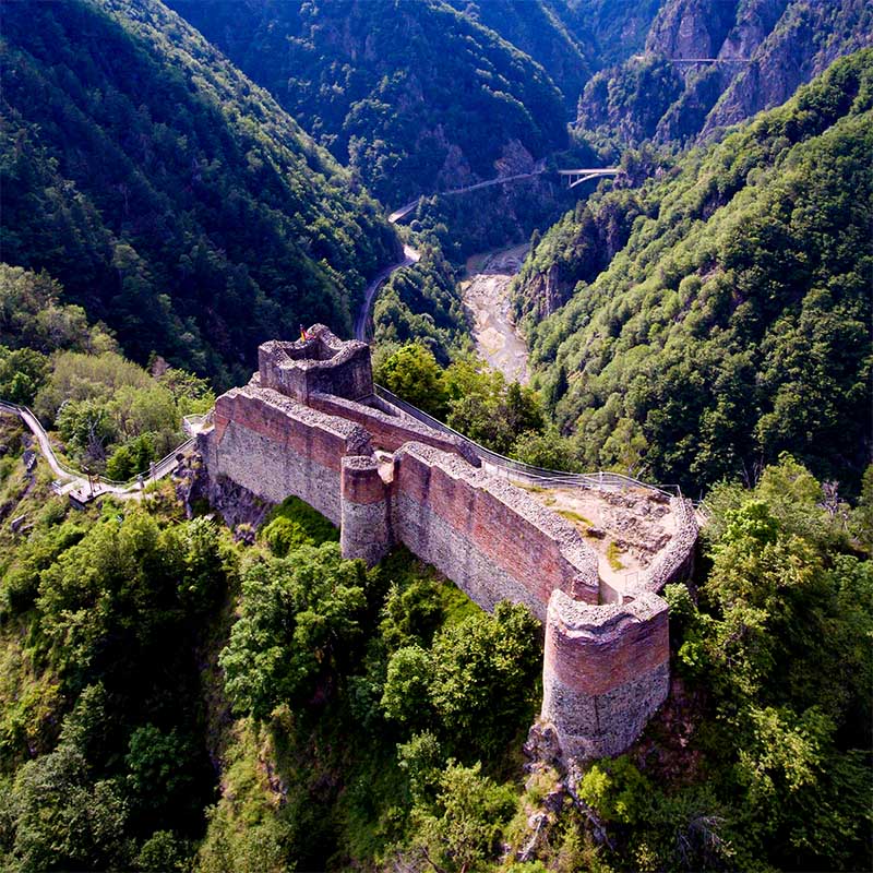 Hrad Poenari na horskom hrebeni nad údolím rieky, zrúcanina pevnosti v rumunských Karpatoch, letecký pohľad