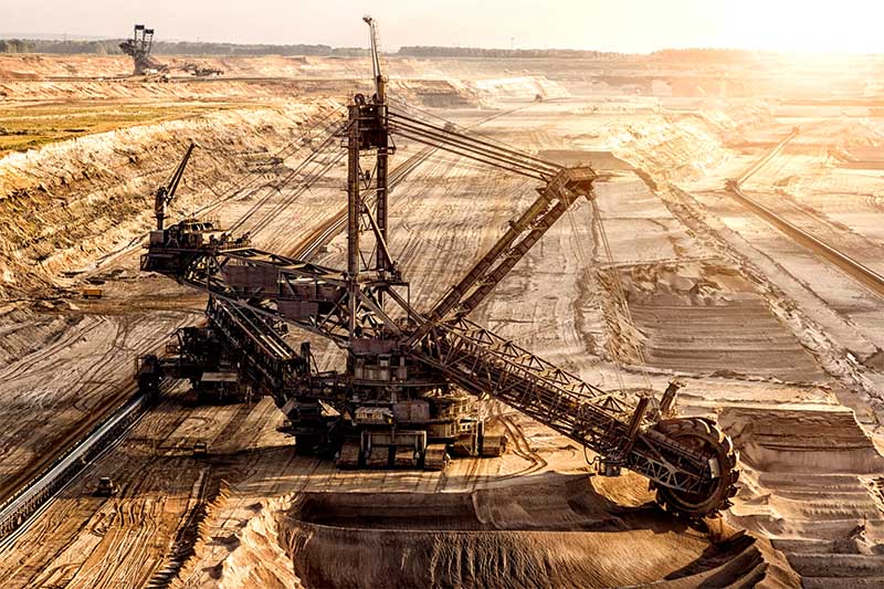 Povrchová ťažba v Mongolsku s obrovským rýpadlom v rozľahlej bani