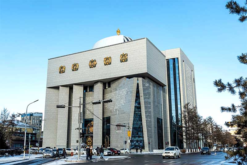 Moderná vládna budova v Ulánbátare v Mongolsku s monumentálnou architektúrou