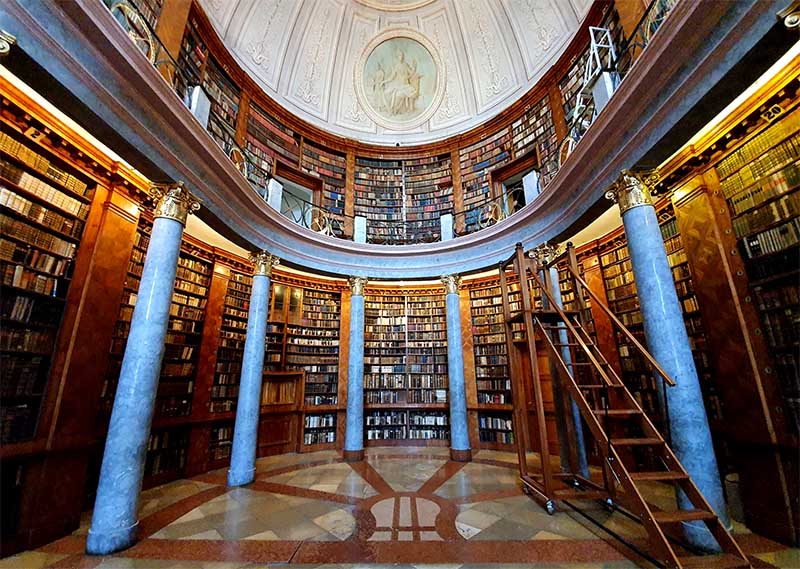 Historická knižnica v Pannonhalme, kruhová sála s kupolou a policami plnými starých kníh