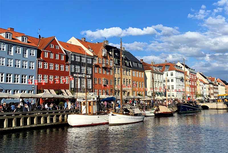 Farebné domy v prístave Nyhavn v Kodani, historická štvrť pri kanáli