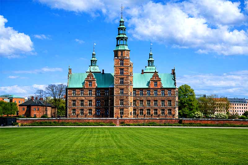 Zámok Rosenborg v Kodani, renesančný kráľovský palác obklopený parkom