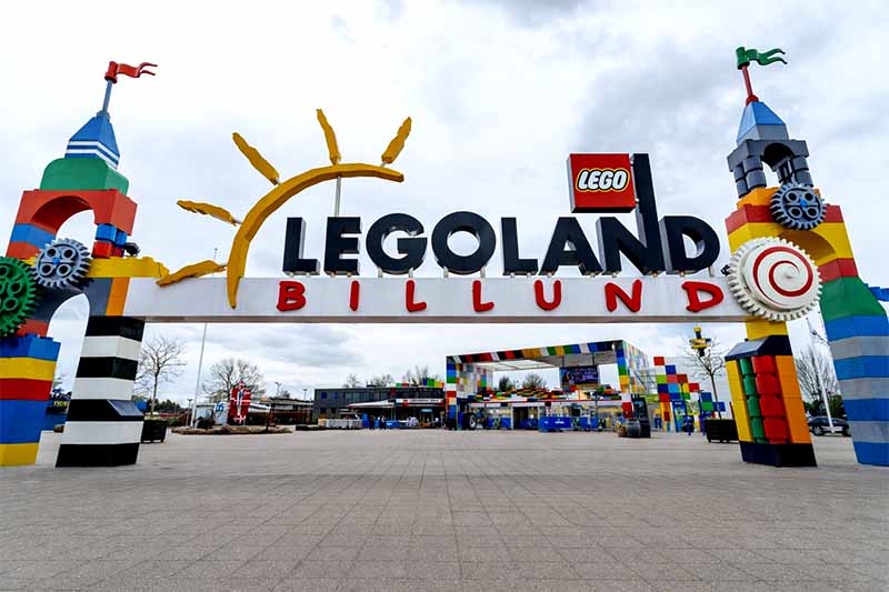Vstupná brána do LEGOLAND Billund v Dánsku bez ľudí, farebná LEGO architektúra a ikonický nápis