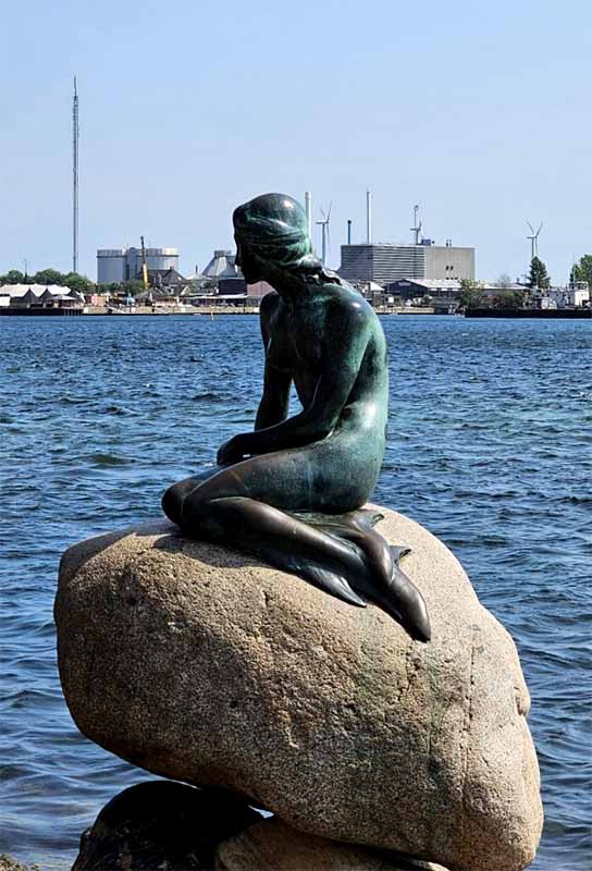 Socha Malej morskej víly v Kodani na kameni pri mori, ikonický symbol Dánska