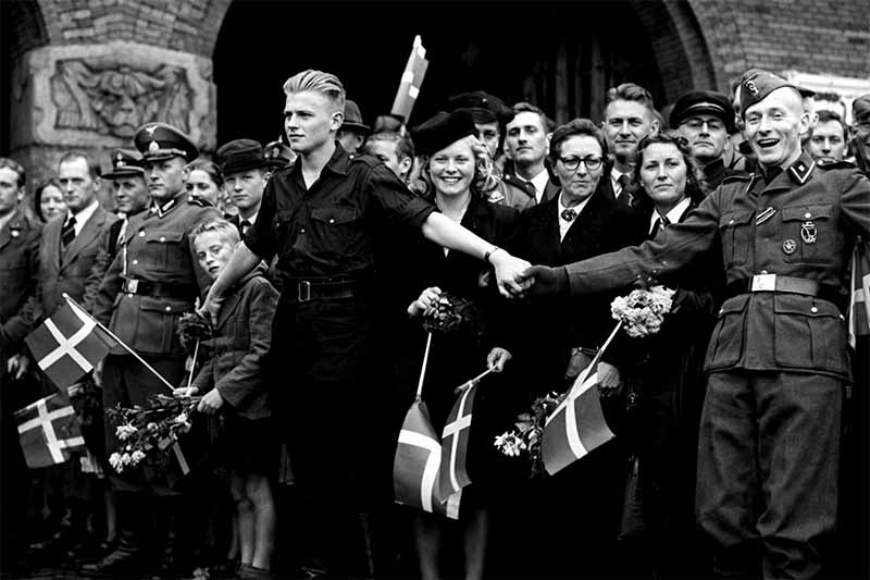 Oslobodenie Dánska v roku 1945, civilisti a vojaci s dánskymi vlajkami oslavujú koniec okupácie