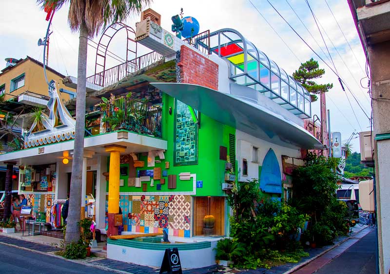 Farebný umelecký dom a galéria v uličke na ostrove Naoshima v Japonsku