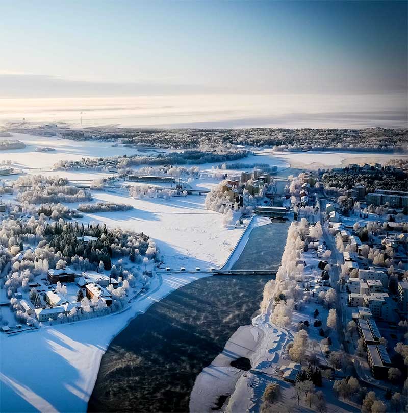Letecký pohľad na Oulu vo Fínsku v zime, rieka a zasnežená krajina mesta