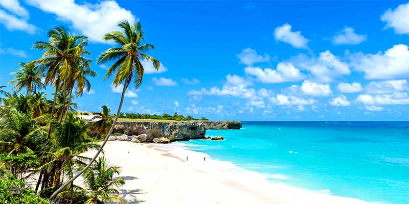 Tropická pláž na Barbadose s palmami, bielym pieskom a tyrkysovým morom