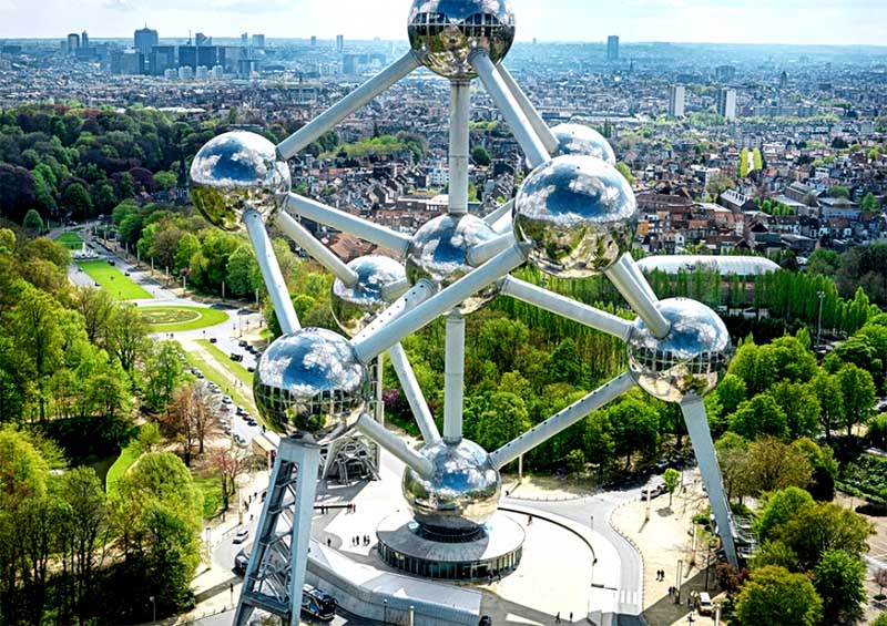 Atomium v Bruseli s panoramatickým výhľadom na mesto a okolité parky