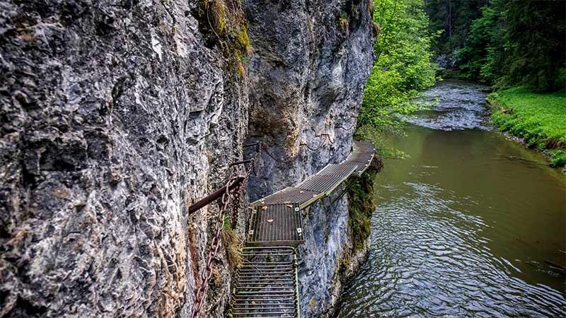 Kovový lávkový chodník upevnený na skale nad riekou Hornád, Slovenský raj