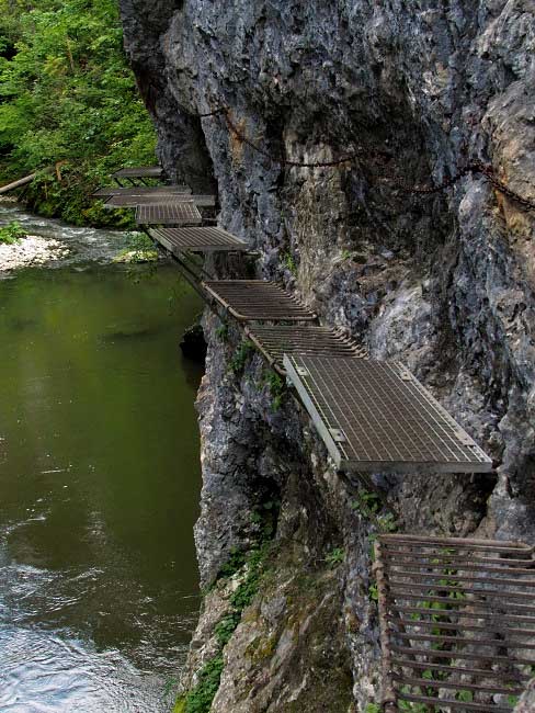 Úzky kovový chodník vytesaný do skalnej steny v Prielome Hornádu, Slovenský raj