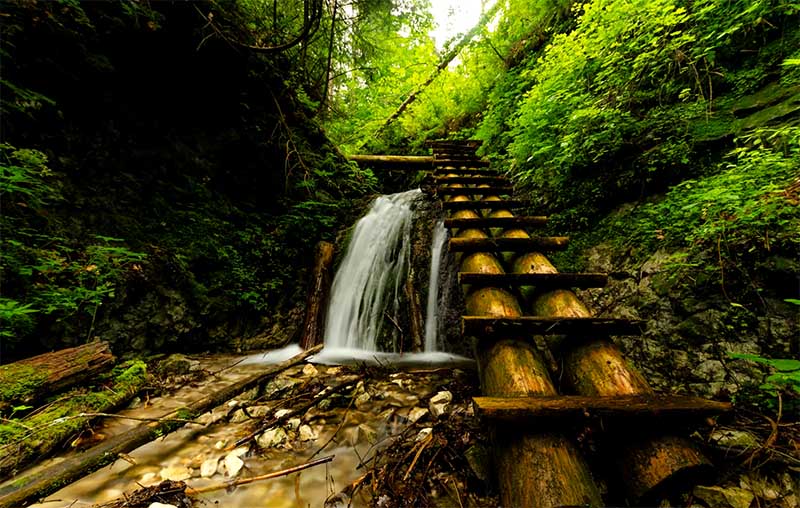 Drevený rebrík pri vodopáde v roklina Kysel, Slovenský raj