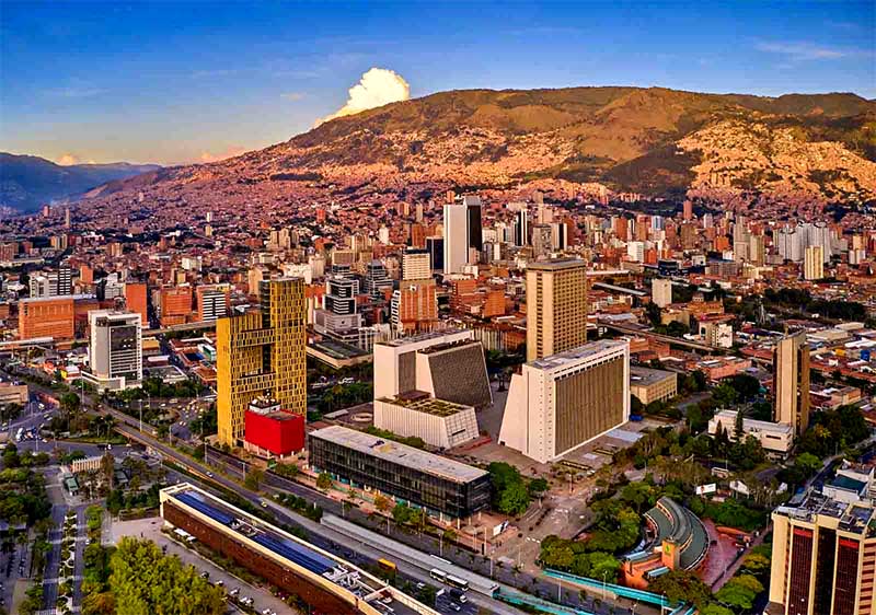 Pohľad na Medellín v Kolumbii s hustou zástavbou a horským masívom v pozadí