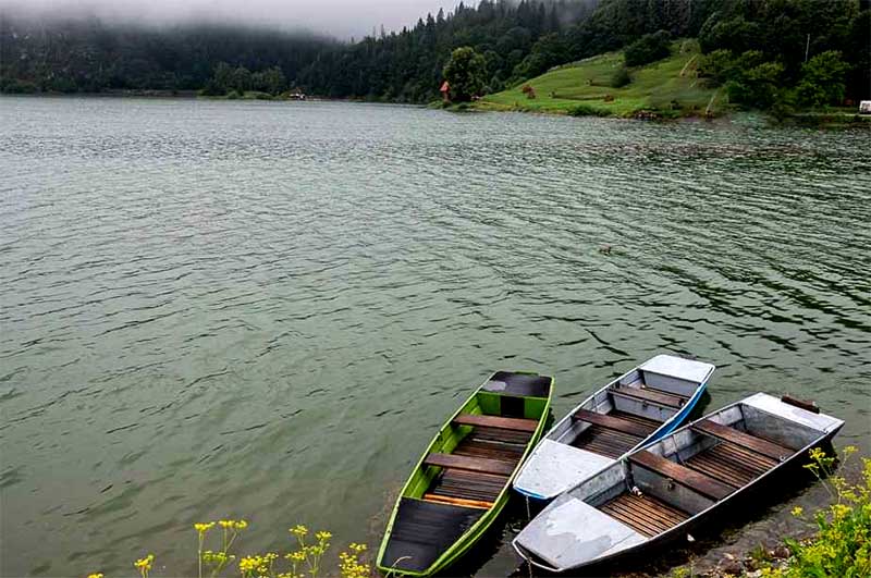 Člny pri brehu Palcmanskej Maše v Slovenskom raji