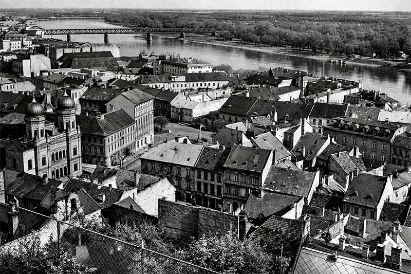 Historické centrum mesta pri rieke, stará zástavba a most v pozadí z vtáčej perspektívy