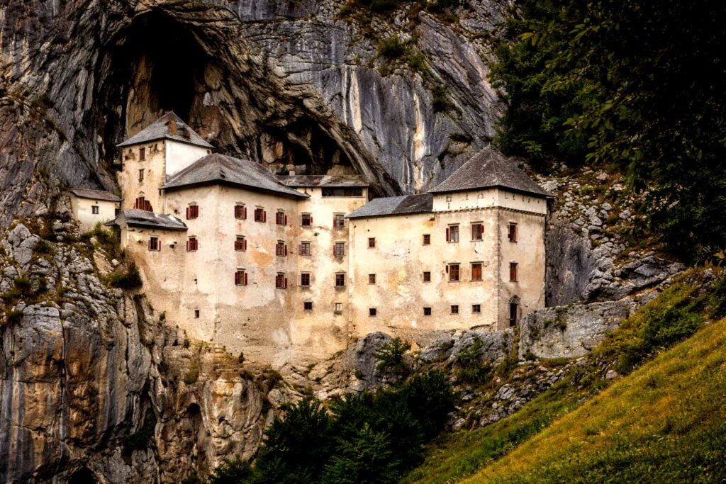 Predjama: Hrad v skale