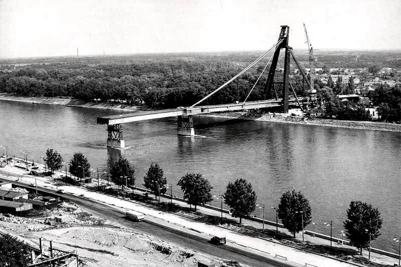 Stavba Mosta SNP v Bratislave nad Dunajom – historická fotografia výstavby mosta