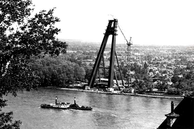 Bratislava Most SNP počas výstavby – pylón a montáž mostnej konštrukcie