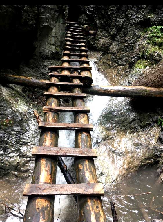 Drevené rebríky nad vodopádom v roklina Suchá Belá, Slovenský raj