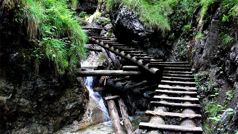 Turistický chodník s drevenými rebríkmi v tiesňave Suchá Belá, Slovenský raj