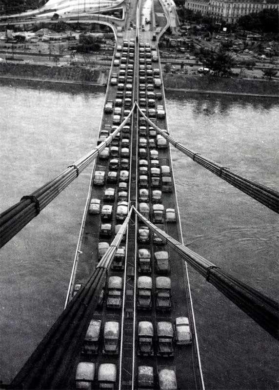 Záťažová skúška Mosta SNP v Bratislave – historická fotografia s hustou premávkou áut na moste