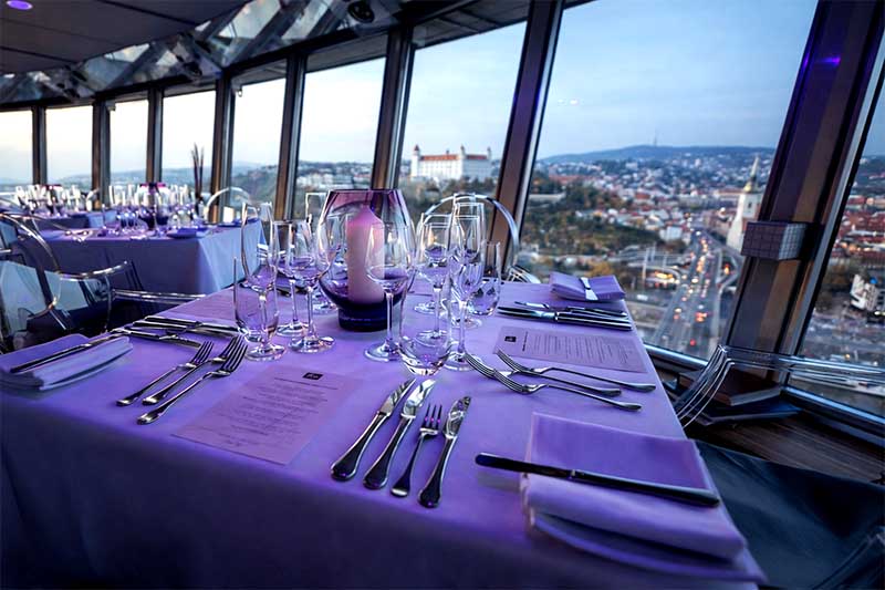 Interiér kaviarne UFO na Moste SNP v Bratislave s výhľadom na mesto