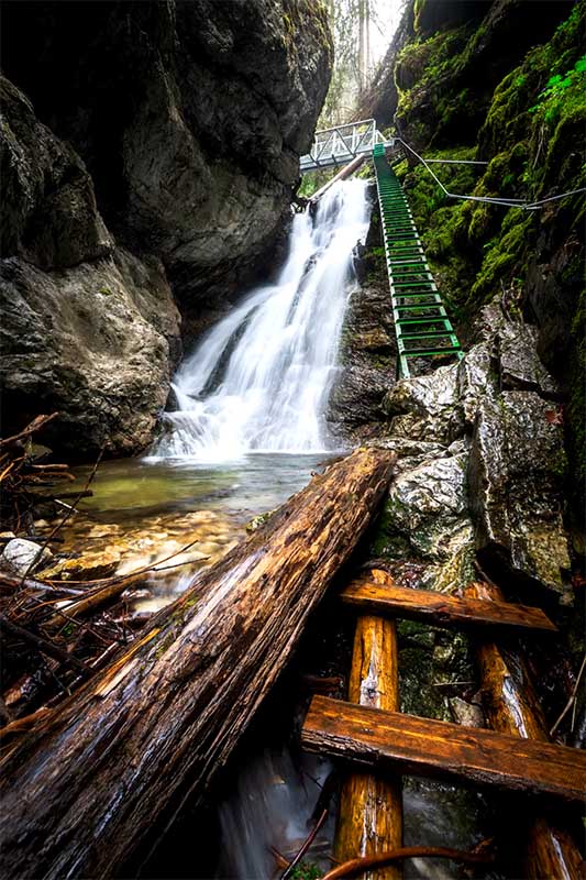Vodopád s dreveným rebríkom v úzkej tiesňave Veľký Sokol, Slovenský raj