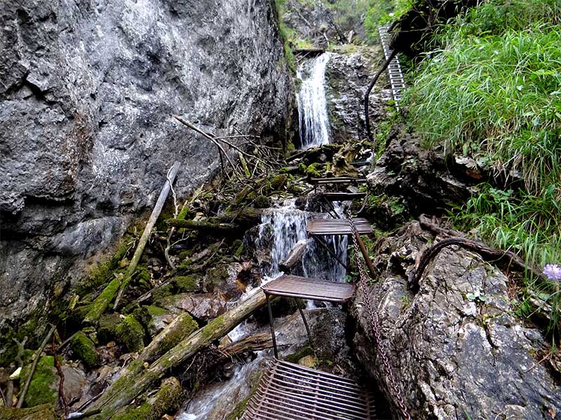 Vodopád a kovové stupačky v Zemianskej rokline, Slovenský raj