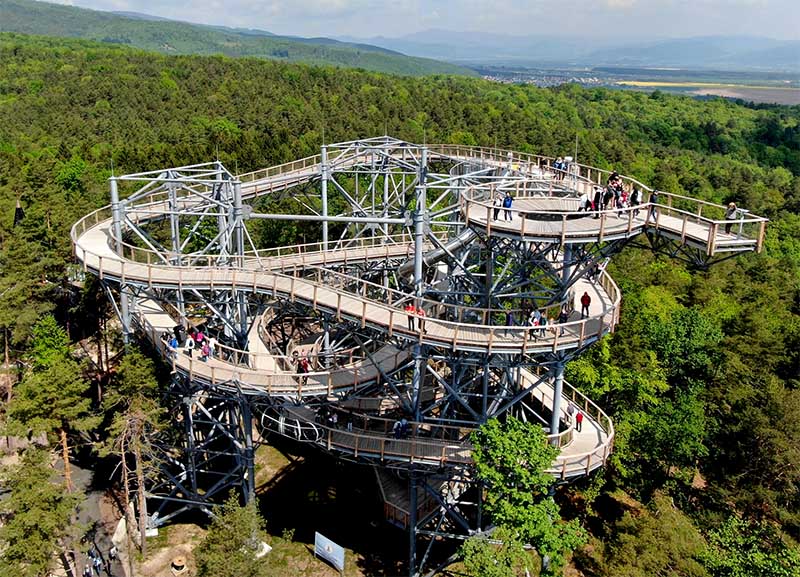 Rozhľadňa v korunách stromov Slovensko moderná vyhliadková konštrukcia nad lesom s panoramatickým výhľadom