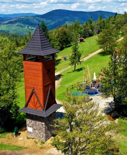 Rozhľadňa Dedovka Zázrivá Orava drevená rozhľadňa s výhľadom na kopce a rekreačný areál