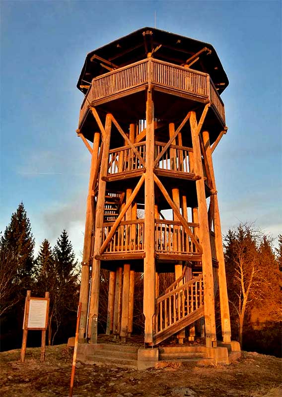Rozhľadňa Krahulský vrch Krahule drevená rozhľadňa v Kremnických vrchoch s vyhliadkovými plošinami