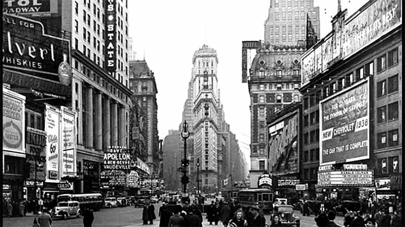 Čiernobiely pohľad na Times Square v polovici 20. storočia
