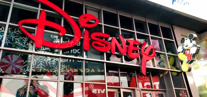 Times Square počas gentrifikácie s príchodom značiek ako Disney