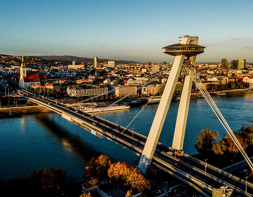 UFO vyhliadková veža Bratislava Most SNP pohľad na Dunaj a centrum mesta z výšky