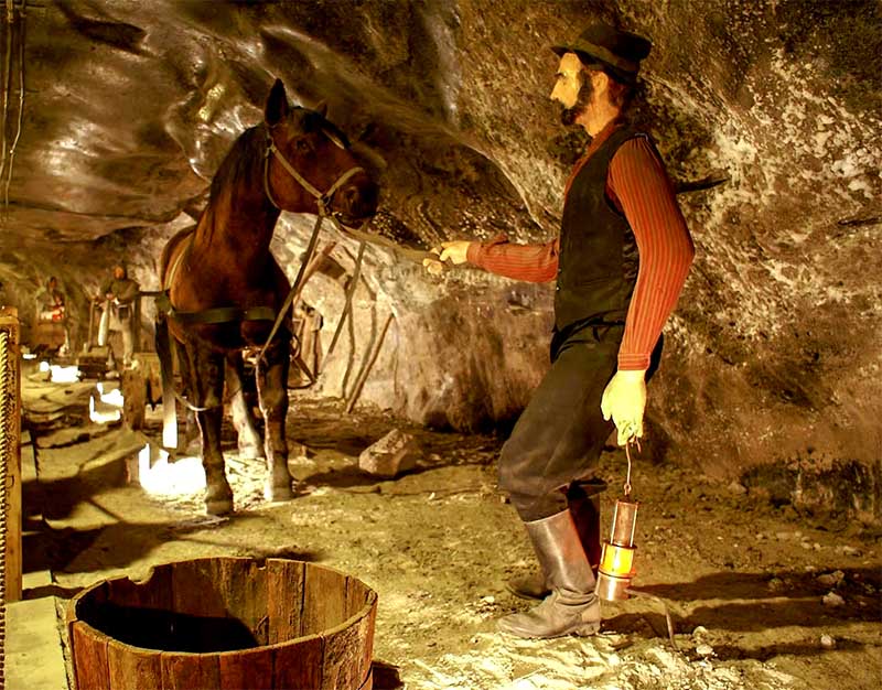 Historická ťažba soli v Soľnej bani Wieliczka s baníkom a koňom v podzemí