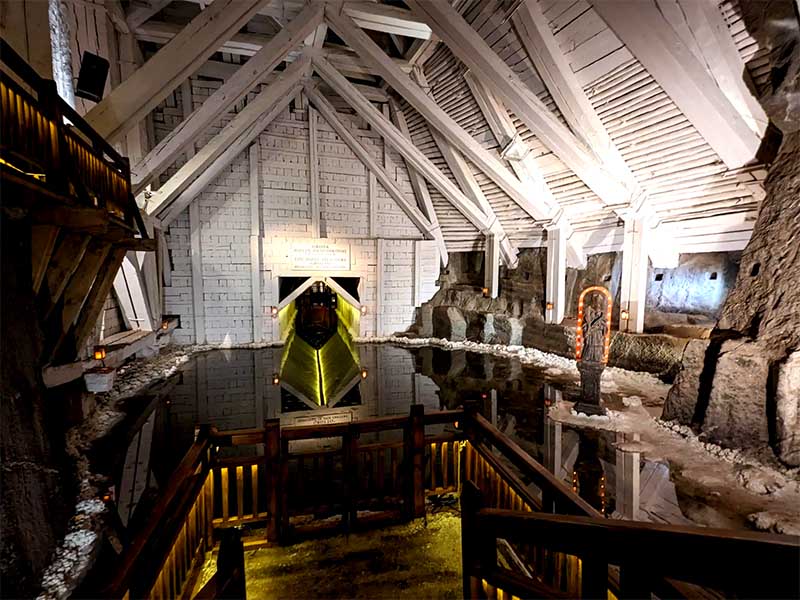 Podzemné jazero v Soľnej bani Wieliczka s drevenou konštrukciou, slanou vodou a historickým banským priestorom