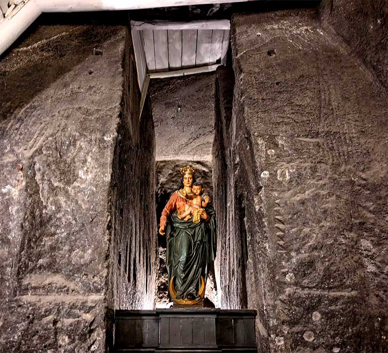 Socha svätej Kingy v Soľnej bani Wieliczka umiestnená v úzkej skalnej niky