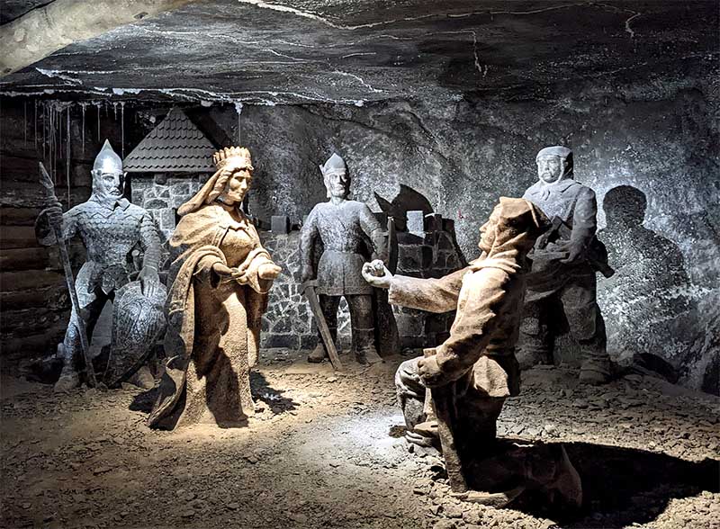 Soľné sochy v Soľnej bani Wieliczka zobrazujúce stredoveký výjav vytesaný do soli