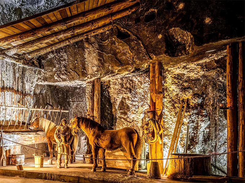 Podzemná stajňa v Soľnej bani Wieliczka s koňmi používanými pri historickej ťažbe soli