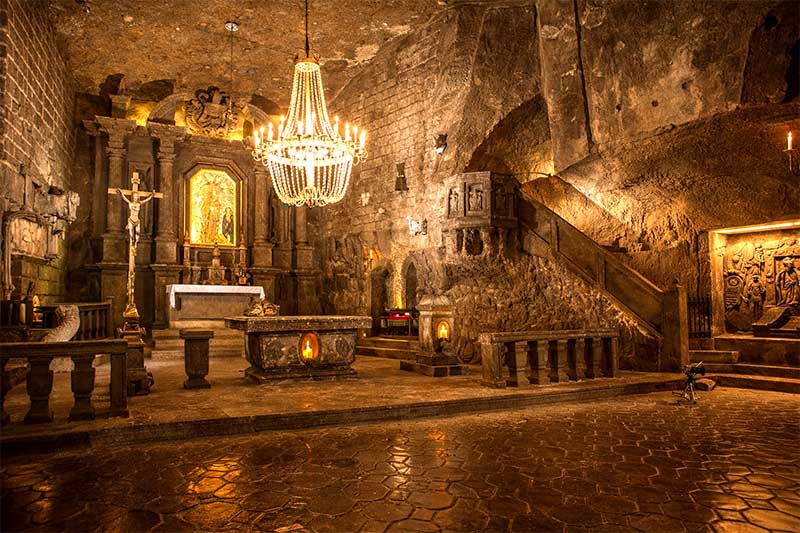 Kaplnka svätej Kingy v Soľnej bani Wieliczka s oltárom, lustrami a soľnými reliéfmi