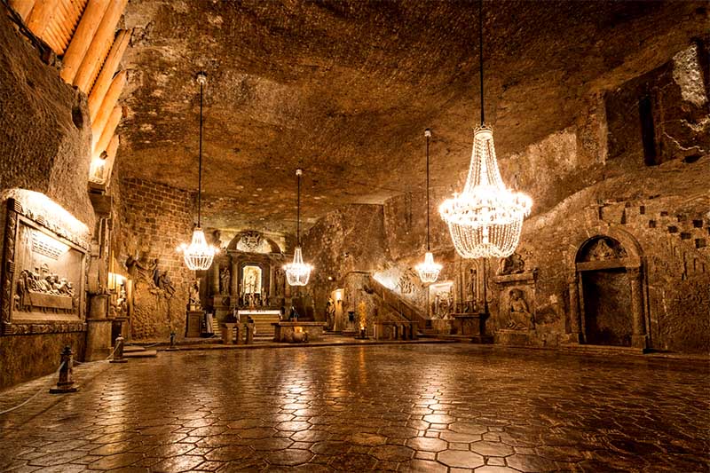 Rozľahlý interiér Kaplnky svätej Kingy v Soľnej bani Wieliczka vytesaný do soli