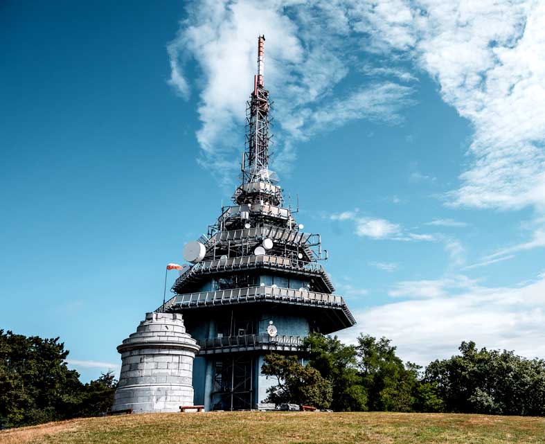 Rozhľadňa Zobor Nitra vysielač na vrchu Zobor s panoramatickým výhľadom na Nitru a okolie